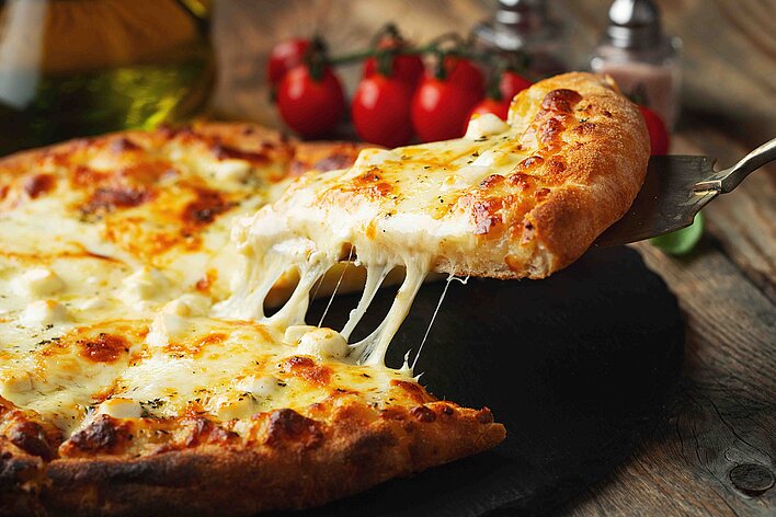 Pizzastück mit viel Käse