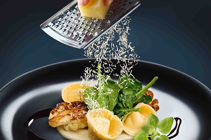 Teller mit Nudeln und geriebenem Käse