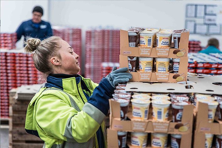 Lactalis-Mitarbeiterin im Lager