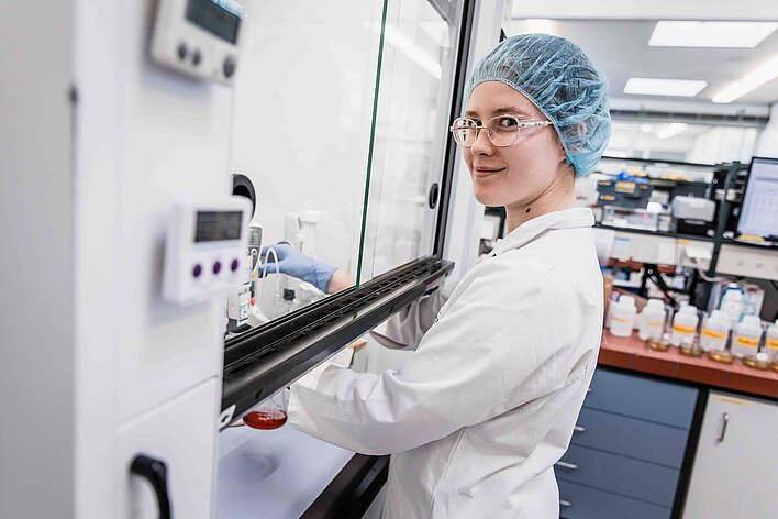 Lactalis-Mitarbeiterin in der Produktion